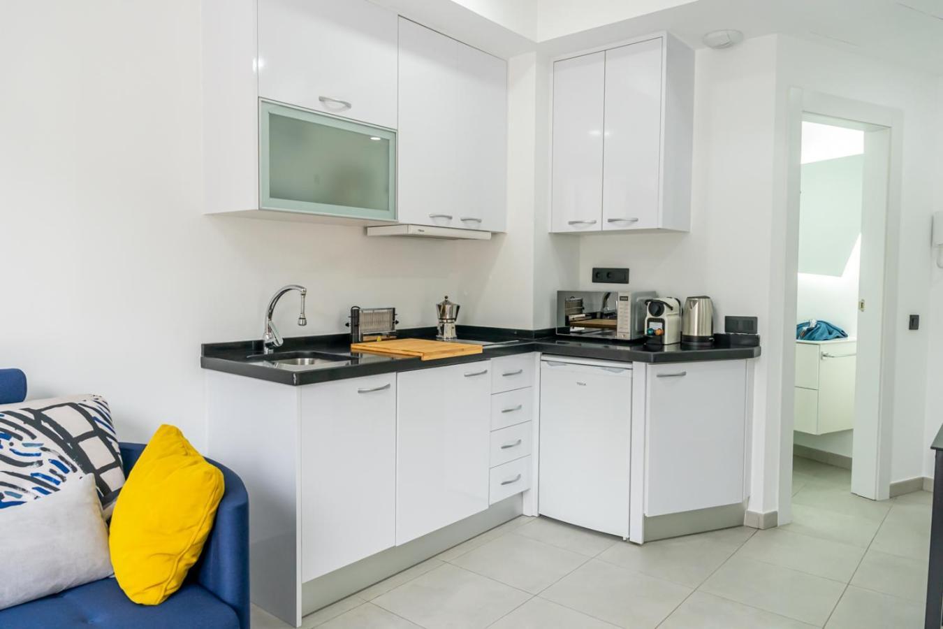 Modern Wave Escape Apartment With Private Parking And Rooftop Pool By Namaste Elite 托雷莫利诺斯 外观 照片