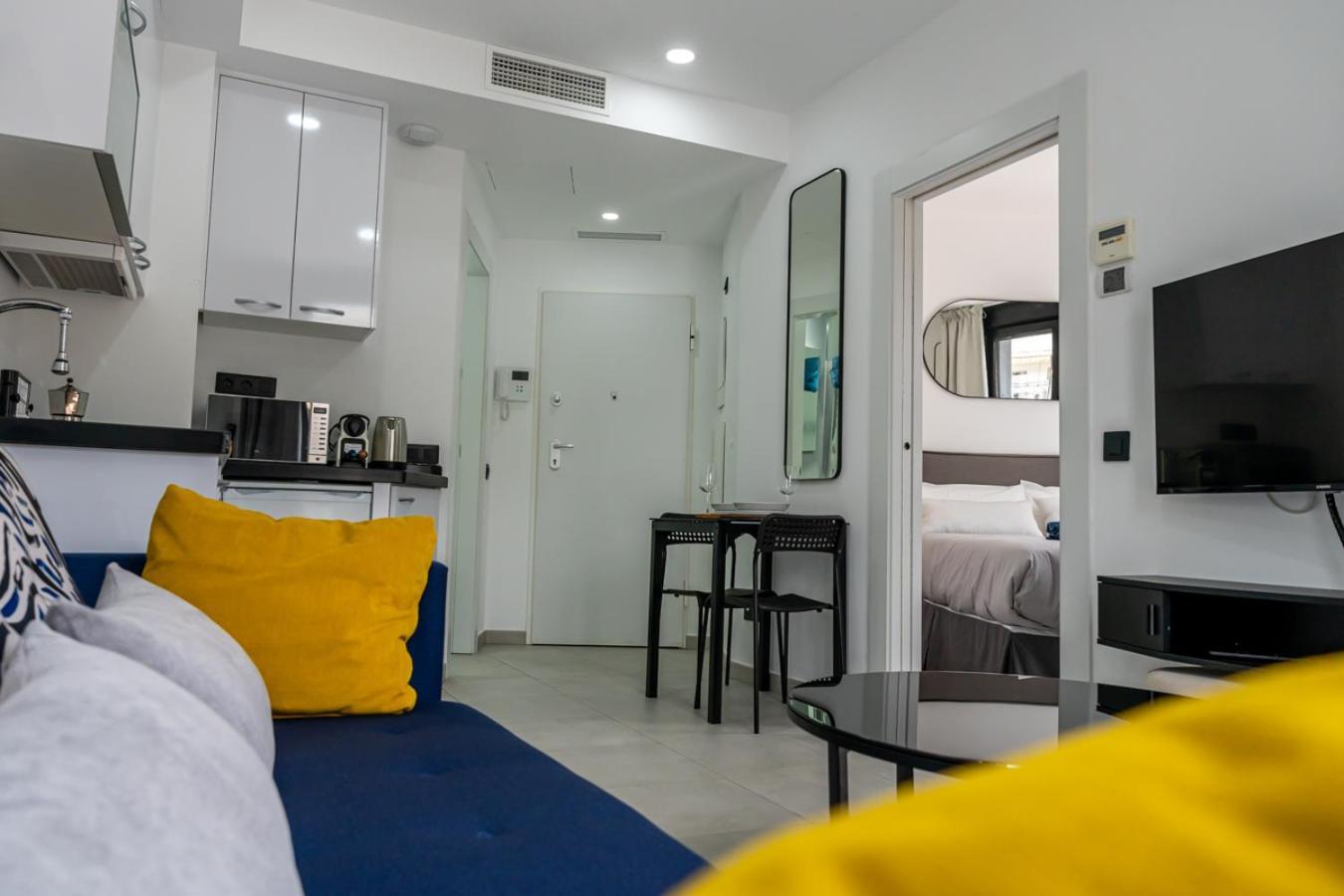 Modern Wave Escape Apartment With Private Parking And Rooftop Pool By Namaste Elite 托雷莫利诺斯 外观 照片