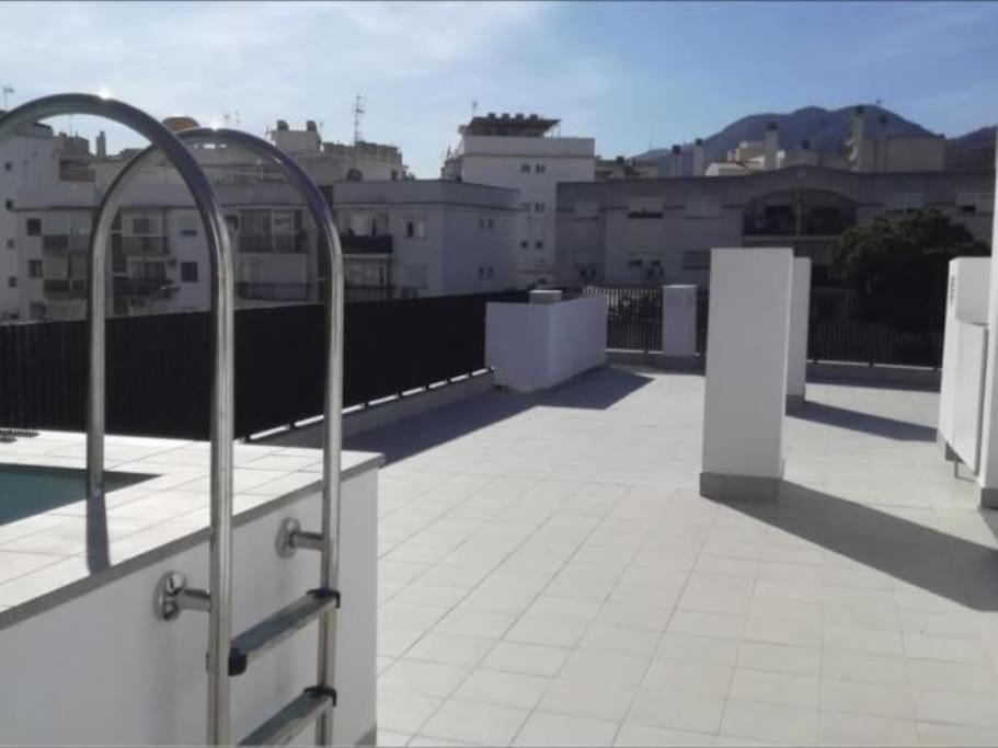 Modern Wave Escape Apartment With Private Parking And Rooftop Pool By Namaste Elite 托雷莫利诺斯 外观 照片